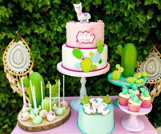 Mesa dulce decorada con temática de llamas 