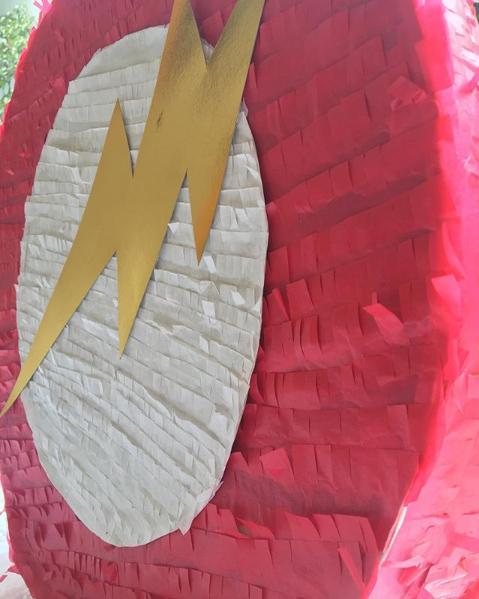Piñata de Flash por @tufiestagenial