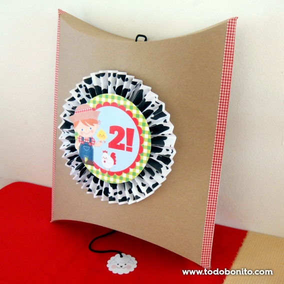 Piñatas con rosetas de papel Piñatas con rosetas de papel