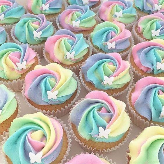 Cupcake arco iris para fiesta de lluvia de amor 