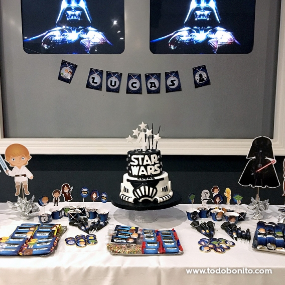 Mesa dulce de cumpleaños decorada con imprimibles de Star Wars