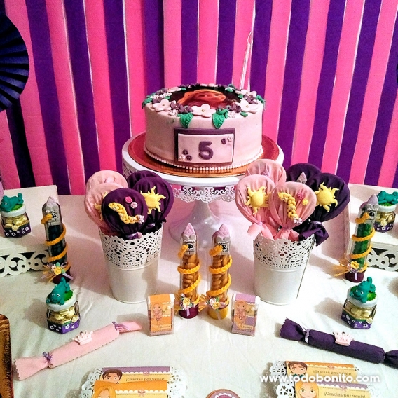 Mesa principal decorada con kit Rapunzel Todo Bonito