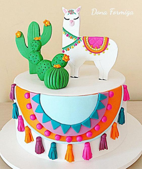 Torta decorada con llama y cactus colores fuertes