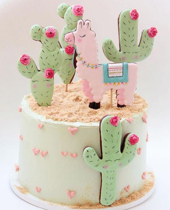 Torta decorada con llama y cactus colores pasteles