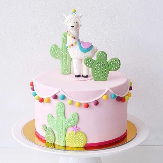 Torta decorada con llama y cactus