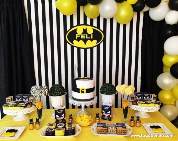 Mesa dulce decorada con el kit imprimible de Batman de Todo Bonito
