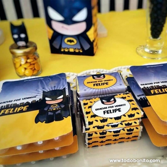 Mesa dulce decorada con el kit imprimible de Batman de Todo Bonito