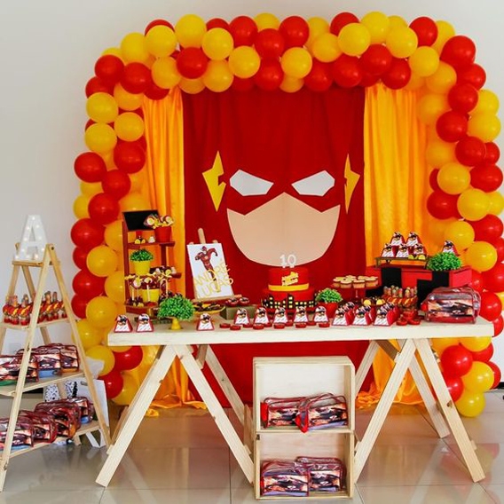 Mesa de cumpleaños decorada con flash 
