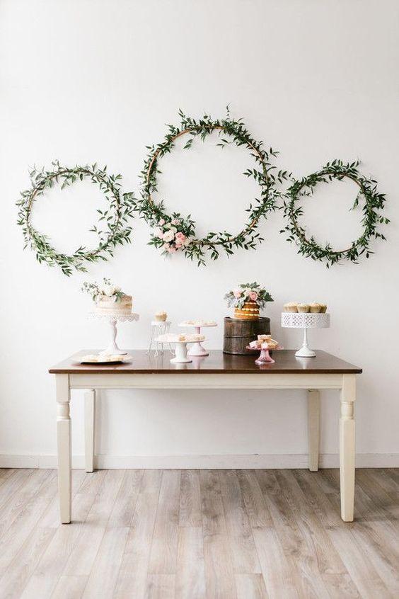 Fondo de mesa decorado con hojas verdes y flores