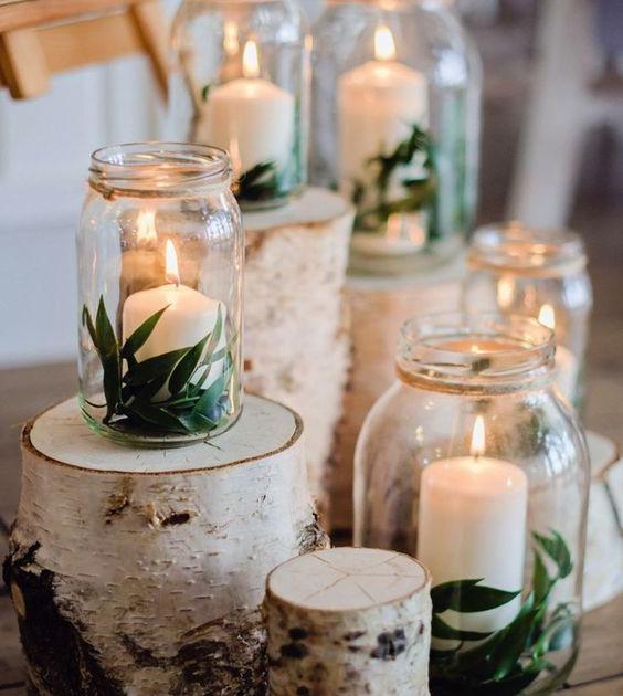 Jarrones con velas decorados con hojas verdes 
