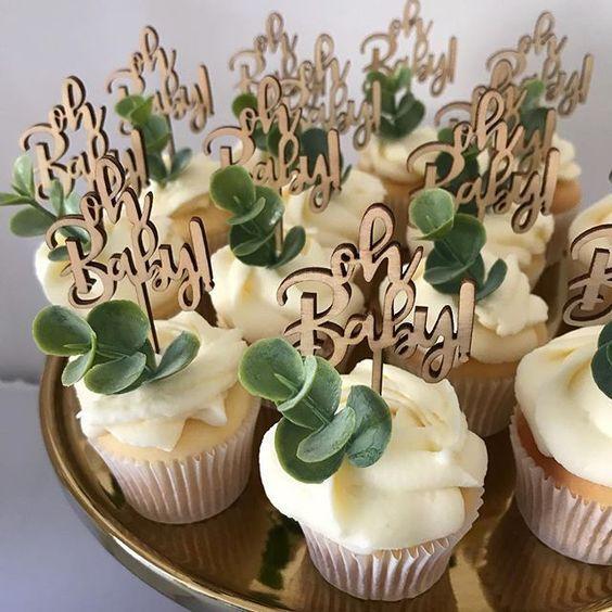 Cupcakes decorados con hojas verdes 