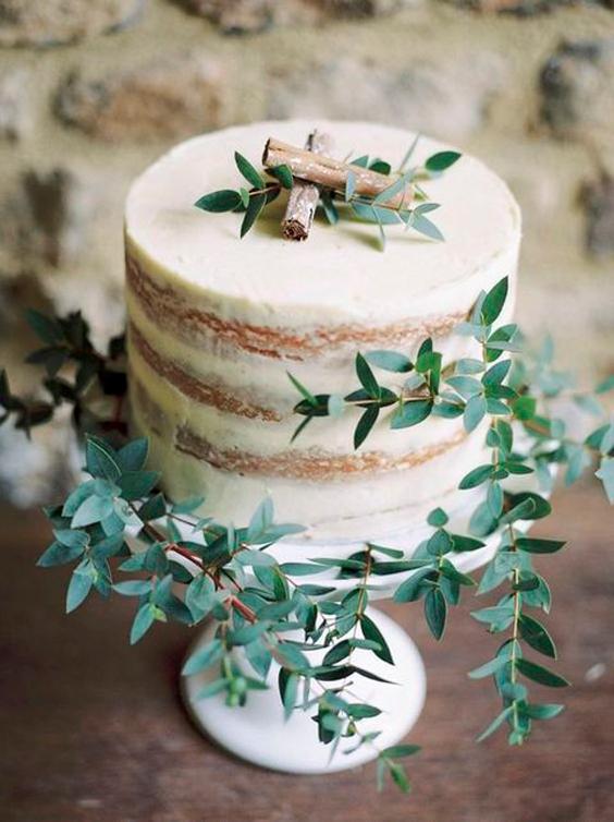 Torta rústica decorada con hojas verdes