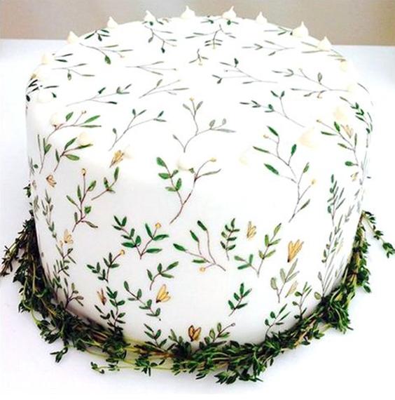 Torta blanca decorada con hojas 