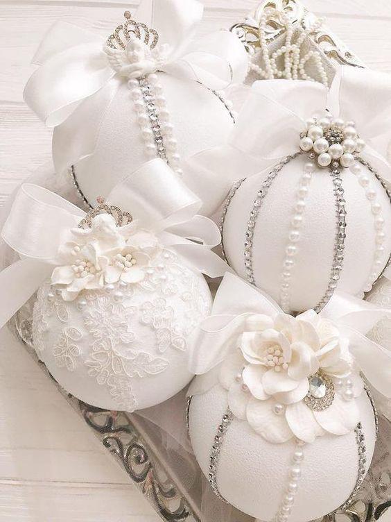 Bolas de Navidad decoradas con pasamanería de lujo