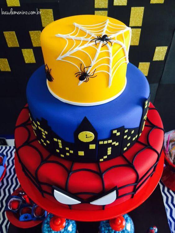 Torta del hombre araña en amarillo azul y rojo 