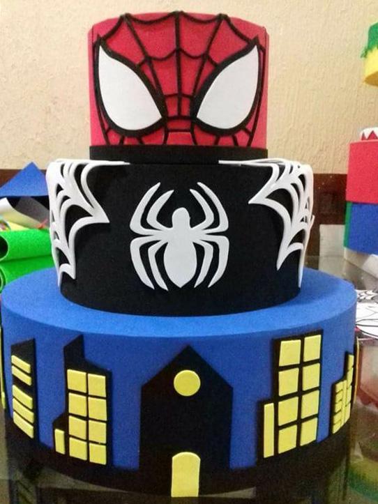 Torta del hombre araña de 3 pisos 