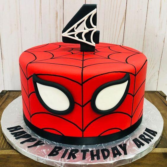 Torta de cumpleaños decorada con el hombre araña 