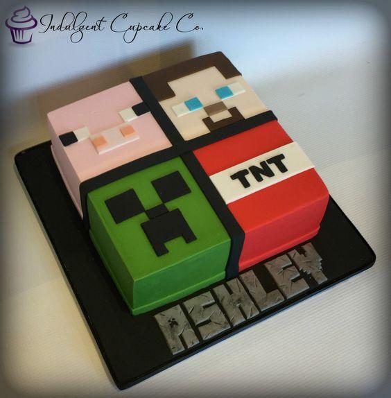 Torta decorada con los personajes de Minecraft 