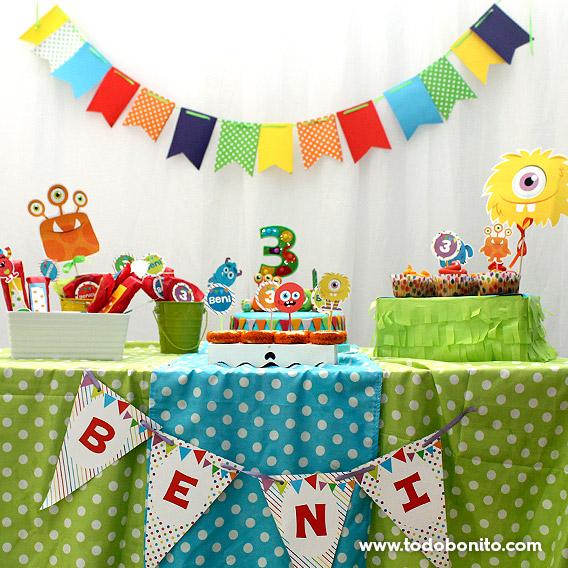 Mesa con decoraciones imprimibles de monstruitos para cumpleaños