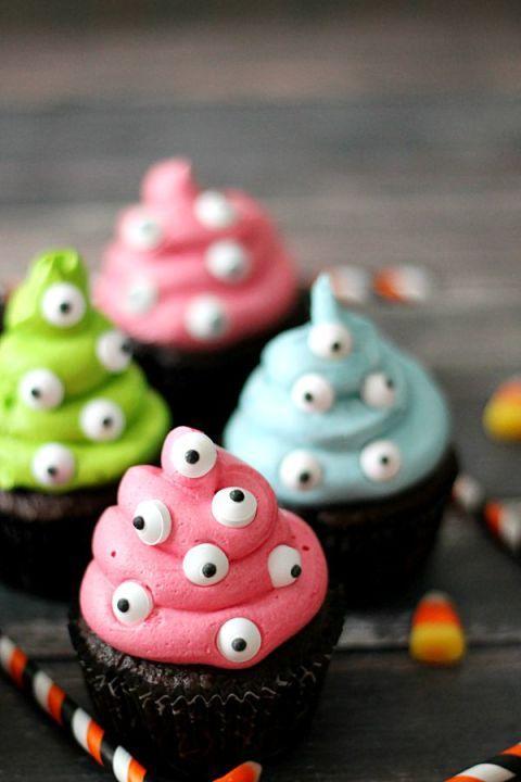 Cupcakes para Halloween decorados con ojos de monstruitos