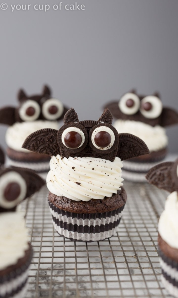 Cupcakes decorados para Halloween murciélagos de Oreos