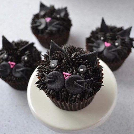 Cupcakes para Halloween con gatos negros