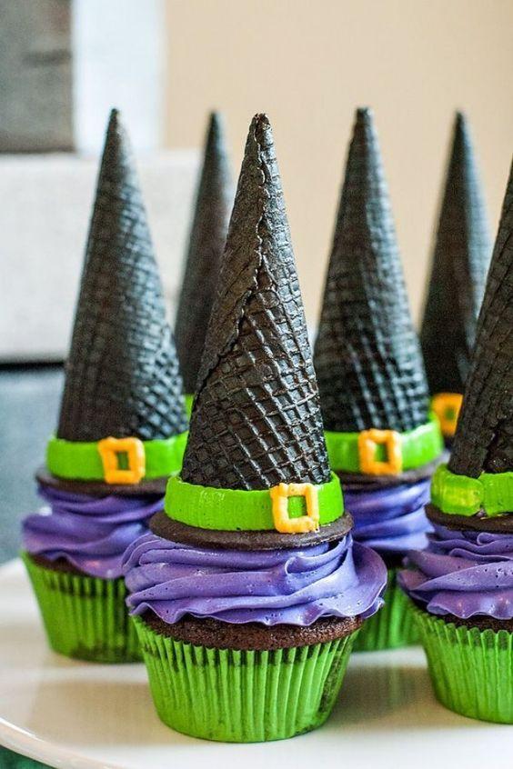 Cupcakes para Halloween decorados con sombreros de bruja