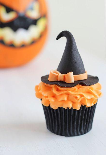Cupcakes para Halloween decorados con sombreros de bruja