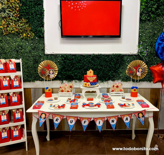 Mesa de cumpleaños Mujer Maravilla